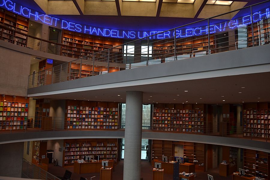 Blick in den Lesesaal der Bibliothek des deutschen Bundestages