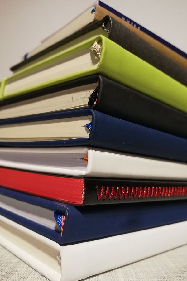Ein Stapel mit 10 Notizbüchern