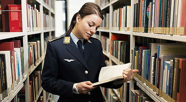 Bundeswehrlerin in der Bibliothek