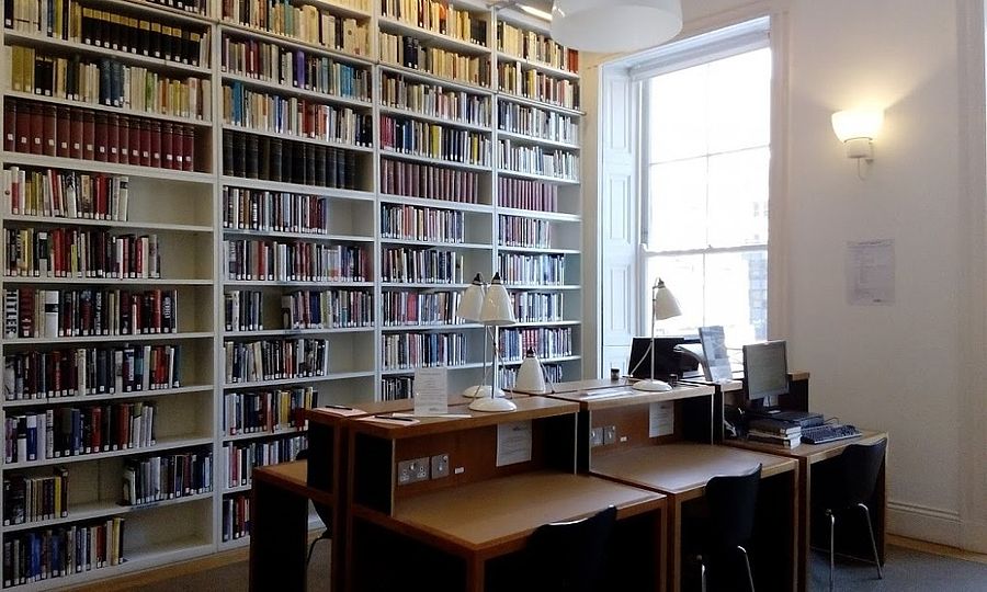 Bücherregale und Tische im Lesesaal der Wiener Library