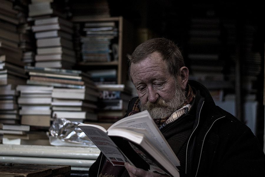 Ein Mann, der ein Buch liest