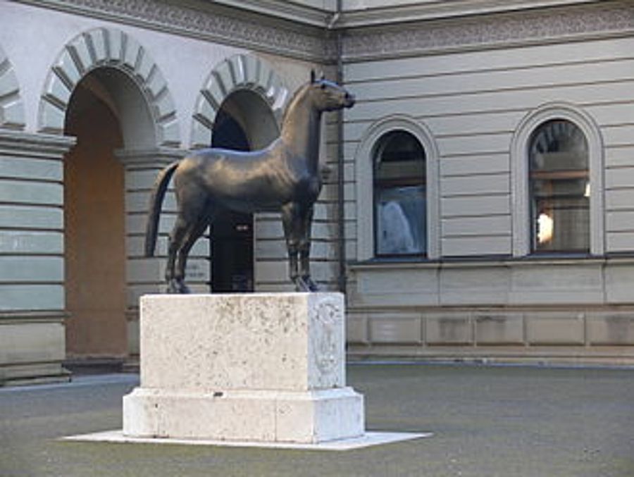 Ausschnitt des Bayerisches Hauptstaatsarchives mit Pferdestatue
