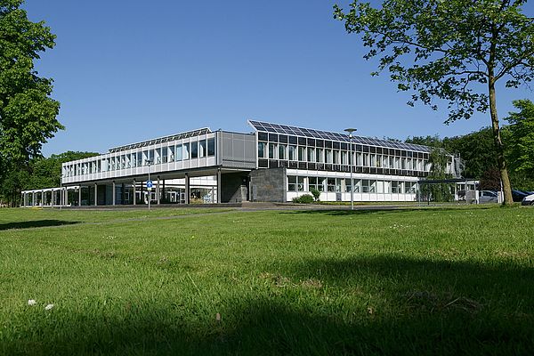 Die Abbildung zeigt das Gebäude der Zentralbibliothek Jülich