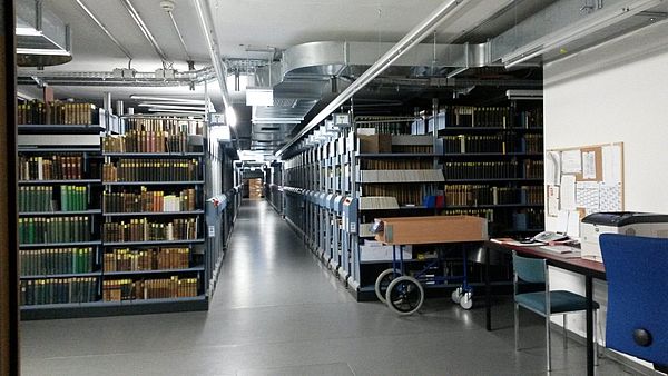 Regale in der Speicherbibliothek in Garching