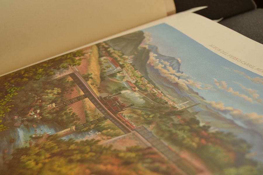 Eine Nahaufnahme eines Bildes in einem Buch, mit einer kolorierten Eisenbahn.