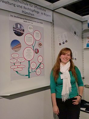 Studentin Elena Bayreuther vor den Infoplakaten