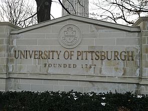 Eine Steintafel mit dem Text "University of Pittsburgh Founded 1787"