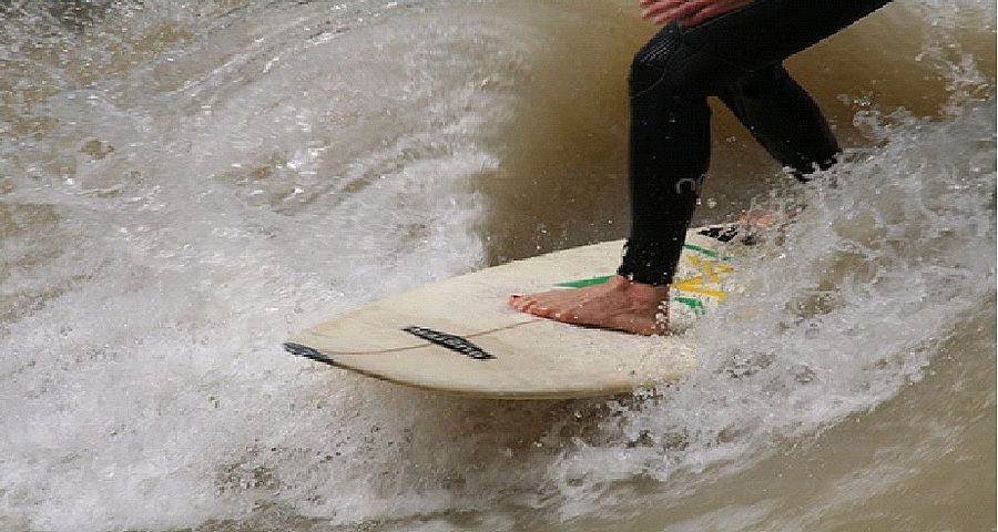 Surfer auf Surfbrett auf einer Welle