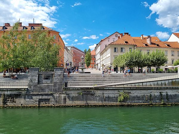 Blick auf die NUK von der Ljubljanica aus